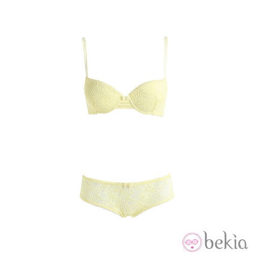 Conjunto de lencería de encaje en tono amarillo de la colección para primavera 2014 de Yamamay