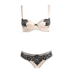 Conjunto de lencería de satén en rosa palo de la colección para primavera 2014 de Yamamay