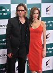 Angelina Jolie con un diseño de L'Wren Scott junto a Brad Pitt