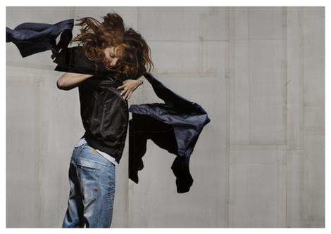 Lily Cole posando para la campaña primavera/verano 2014 de G-Star Raw