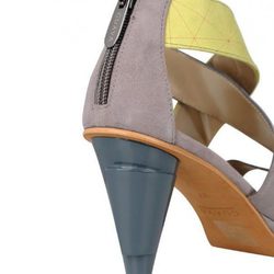 Sandalia de tacon en varios colores con tiras de la colección primavera/verano 2014 de Master & Muse
