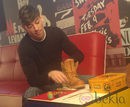 Adrián Lastra customizando unas botas de Panama Jack