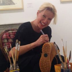 Anne Igartiburu customizando unas botas de Panama Jack