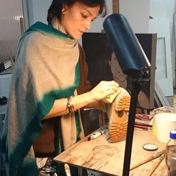 Laura Ponte customizando unas botas de Panama Jack