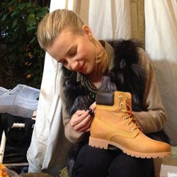 María León customizando unas botas de Panama Jack