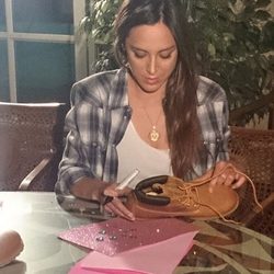 Tamara Falcó customizando unas botas de Panama Jack