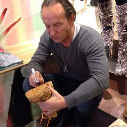 Custo Dalmau firmando unas botas de Panama Jack