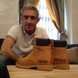 Jon Sistiaga posando con unas botas de Panama Jack