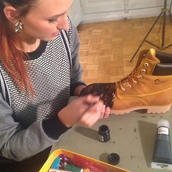 Mayte de la Iglesia customizando unas botas de Panama Jack