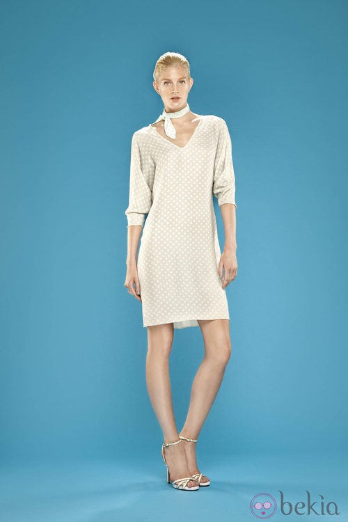 Vestido con cuello de pico de la colección 'Dolores Promesas Resort' para primavera/verano 2014