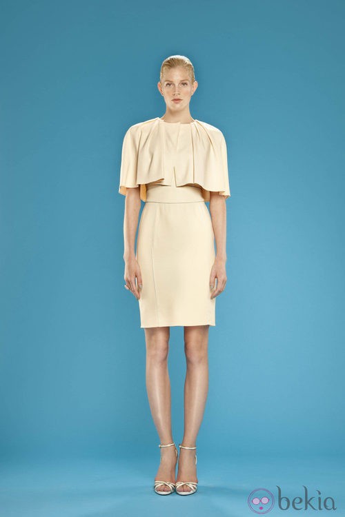 Vestido con maxivolante en el cuello de la colección 'Dolores Promesas Resrot' para primavera/verano 2014