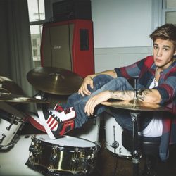 Justin Bieber posando para Adidas y su línea NEO 2014 junto a una batería