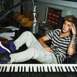 Justin Bieber posando para Adidas y su línea NEO 2014 junto a un teclado