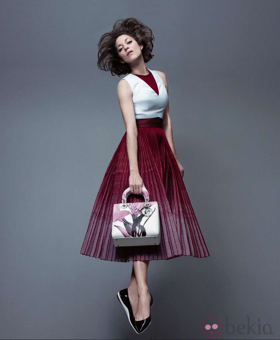 Marion Cotillard con un Lady Dior de estampado floral de la primavera/verano 2014