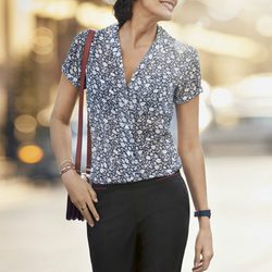Inès de la Fressange posando para Uniqlo con un conjunto de camiseta estampada y pantalón azul marino