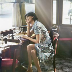 Inès de la Fressange posando para Uniqlo con un vestido con estampado floral