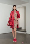 Conjunto de vestido con estampado 'Ile aux Panthe?res' y abrigo de piel de la colección 'Ready to wear' 2014 de Longchamp