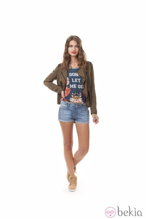 Short vaquero y camiseta con mensaje de la colección para primavera 2014 de Springfield
