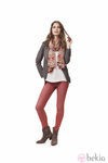 Pantalón rojo combinado con fular y camisa de la colección para primavera 2014 de Springfield