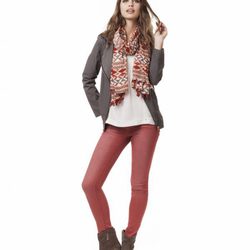 Pantalón rojo combinado con fular y camisa de la colección para primavera 2014 de Springfield