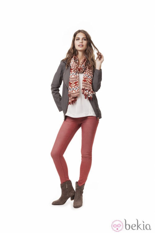 Pantalón rojo combinado con fular y camisa de la colección para primavera 2014 de Springfield