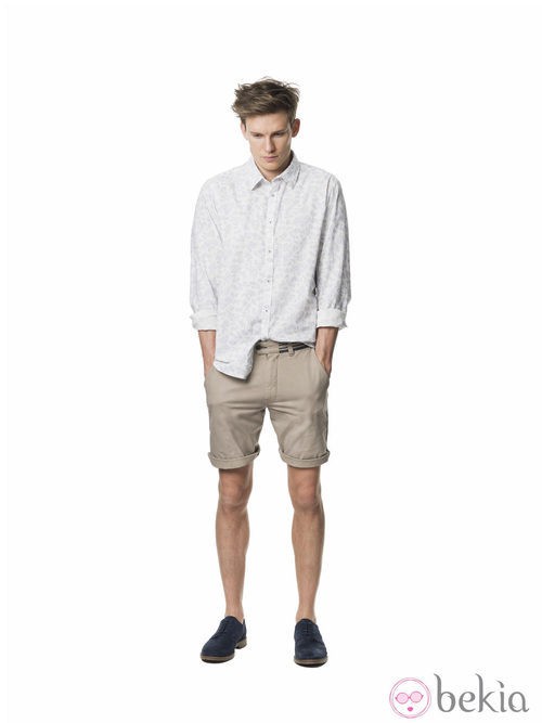 Camisa estamapda con bermudas beige de la colección para verano 2014 de Springfield