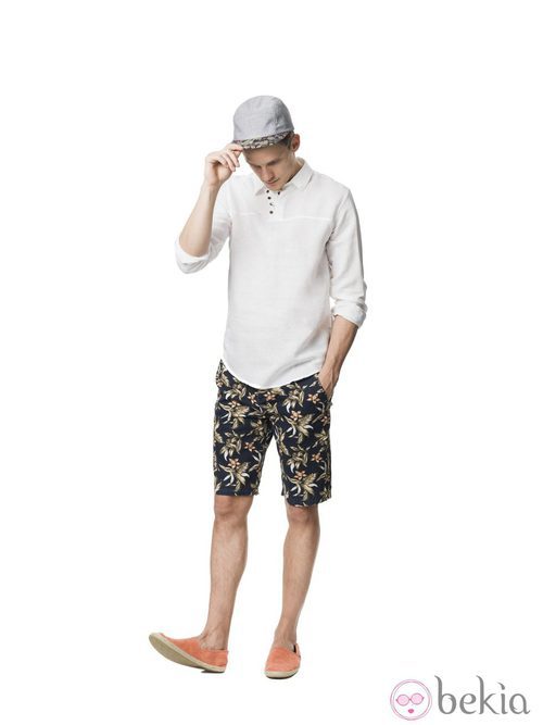 Bañador con estampado floral y polo blanco de la colección para verano 2014 de Springfield