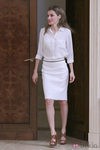 La Princesa Letizia con un look blanco y con sandalias marrones
