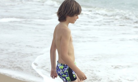 Bañador de niño con estampado de calaveras de la colección para verano 2014 de Dolores Cortés