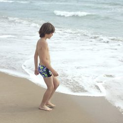 Bañador de niño con estampado de calaveras de la colección para verano 2014 de Dolores Cortés