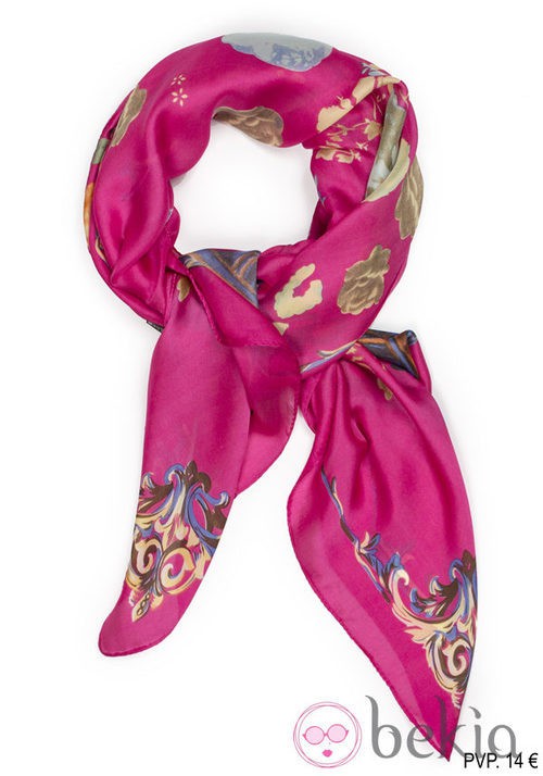 Pañuelo fucsia con motivos de la colección primavera/verano 2014 de Tantrend