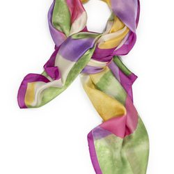 Pañuelo en tonos florales de la colección primavera/verano 2014 de Tantrend