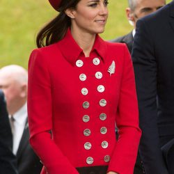 La Duquesa de Cambridge con un abrigo rojo pasión abotonado