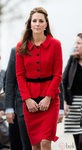 La Duquesa de Cambridge con traje de chaqueta y falda rojo intenso