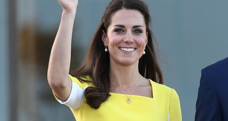 La Duquesa de Cambridge con un vestido amarillo limón y clutch joya