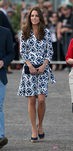 La Duquesa de Cambridge con un vestido cruzado con estampado geométrico