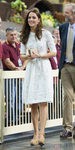 La Duquesa de Cambridge con un vestido blanco troquelado