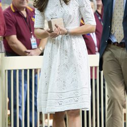 La Duquesa de Cambridge con un vestido blanco troquelado
