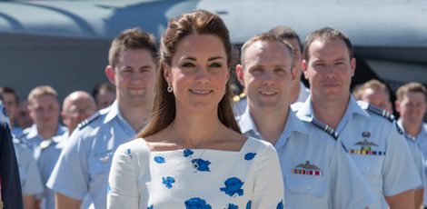 La Duquesa de Cambridge con un vestido con estampado azul