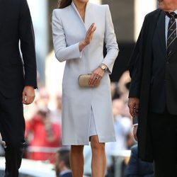 La Duquesa de Cambridge con un elegante diseño en gris peral a juego con el tocado