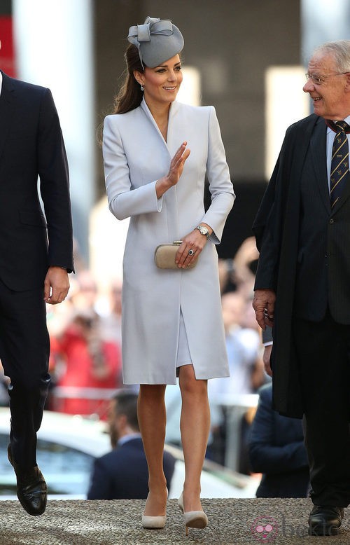 La Duquesa de Cambridge con un elegante diseño en gris peral a juego con el tocado