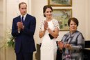La Duquesa de Cambridge con un vestido de mangas perforadas en blanco roto