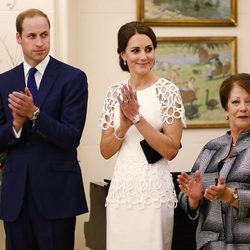 La Duquesa de Cambridge con un vestido de mangas perforadas en blanco roto