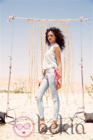 Blusa sin tirantes y pantalón vaquero de la colección primavera/verano 2014 de Levi's
