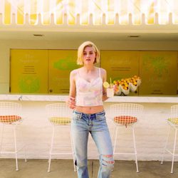 Crop top en tonos pastel y pantalón 'boyfriend' de la colección primavera/verano 2014 de Levi's