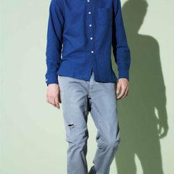 Camisa azul noche y vaquero roto de la colección primavera/verano 2014 de Closed
