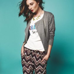 Pantalón 'indie' y camiseta con mensaje de la colección primavera/verano 2014 de Paramita