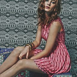 Vestido en tono rosa y rojo estampado de la colección primavera/verano 2014 de Paramita
