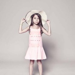 Vestido en rosa pálido y pamela de la colección primavera/verano 2014 de IKKS