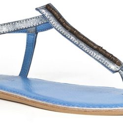 Sandalia de dedo con detalles metálicos de la colección femenina de Enzo Tesoti 2014